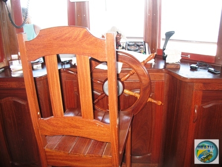 Fotos da cabine de comando e dos equipamentos e pessoal de apoio que acompanham o barco hotel TUMBIRA